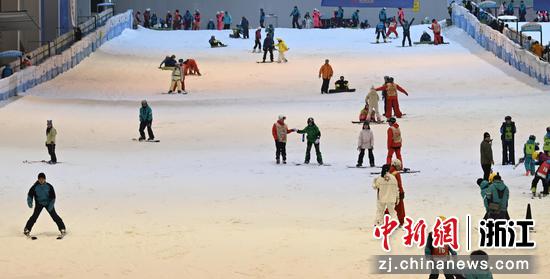 　　图为：游客在位于柯桥的绍兴启迪乔波冰雪世界体验滑雪。当下绍兴柯桥已将滑雪课程引入50多所学校，每年2万多名学生在乔波冰雪世界“上雪”，规模化、课程化的冰雪运动推广，为南方地区普及冰雪运动提供了“样本”。同时，冰雪相关赛事带动冰雪运动升温的背景下，越来越多的游客体验雪上运动，冰雪“冷资源”转化为消费“热动力”。中新社记者 王刚 摄