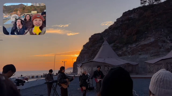 海边日出音乐会现场，林迎迎与朋友们拍摄的视频。