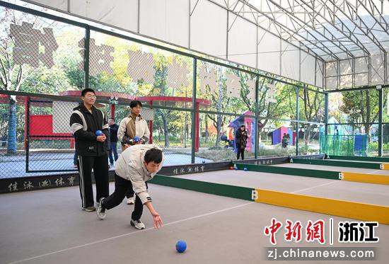 图为:王家葑村地掷球馆引人体验。千年历史地掷球和江南乡村的“奇妙碰撞”,让王家葑村走出了乡村振兴新路径:多年的发展中,该村已落地6场省级及以上赛事,这里不仅建成国际标准的塑掷球地掷球场,还成为浙江省地掷球竞赛、训练和培训基地,不少村民通过该运动登上国家级赛事赛场。中新社记者 王刚 摄 图为:王家葑村地掷球馆引人体验。千年历史地掷球和江南乡村的“奇妙碰撞”,让王家葑村走出了乡村振兴新路径:多年的发展中,该村已落地6场省级及以上赛事,这里不仅建成国际标准的塑掷球地掷球场,还成为浙江省地掷球竞赛、训练和培训基地,不少村民通过该运动登上国家级赛事赛场。中新社记者 王刚 摄