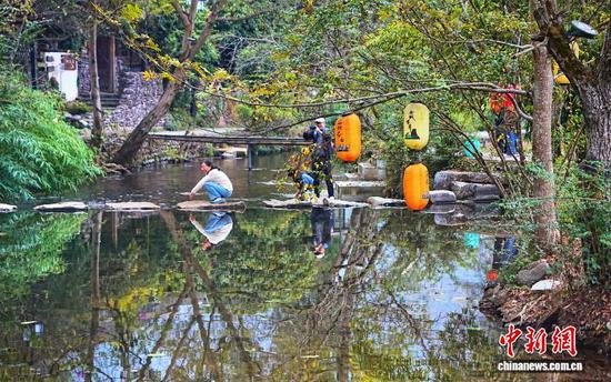 12月12日,游客在贵州省铜仁市江口县云舍村游玩拍照。中新社记者 周燕玲 摄 12月12日,游客在贵州省铜仁市江口县云舍村游玩拍照。中新社记者 周燕玲 摄
