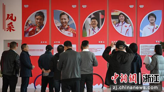 　　图为：参观者在绍兴市体校了解培养的体育人才。该校近年来实施体教融合，推行的“以运动队为单位的管理模式”，实现文化学习与体育训练融合，目前已是“全国排球高水平后备人才基地”。基于体教融合模式，绍兴破解学校体育弱化、运动员升学就业难等难题，仅在2025年，绍兴市就有133名优秀运动员学子通过体育单招单考，提前被厦门大学、北京体育大学等多所985、211高校录取。中新社记者 王刚 摄