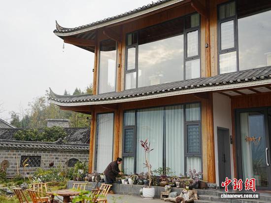 12月11日,贵州省铜仁市江口县云舍村村民陈双梅在打理院子。中新社记者 周燕玲 摄 12月11日,贵州省铜仁市江口县云舍村村民陈双梅在打理院子。中新社记者 周燕玲 摄