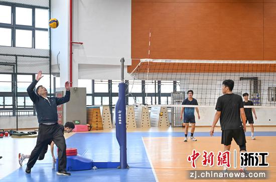 　　图为：绍兴市体校内，中国女排原主教练俞觉敏（左一）指导学生训练。该校近年来实施体教融合，推行的“以运动队为单位的管理模式”，实现文化学习与体育训练融合，目前已是“全国排球高水平后备人才基地”。中新社记者 王刚 摄
