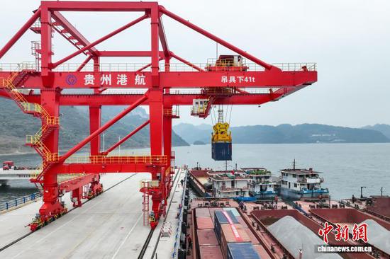 12月16日,一台桥式起重机将装有沉淀硫酸钡的集装箱吊入“航电624”货船。记者 瞿宏伦 摄 12月16日,一台桥式起重机将装有沉淀硫酸钡的集装箱吊入“航电624”货船。记者 瞿宏伦 摄