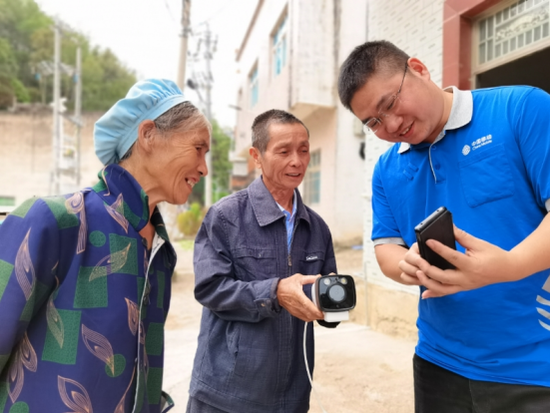 贵州移动开展农村服务日活动,为少数民族村民调试智能摄像头 贵州移动开展农村服务日活动,为少数民族村民调试智能摄像头