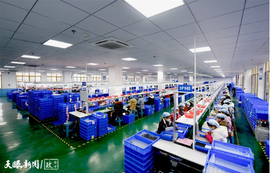 贵州乐嘉文创科技有限公司玩具组装车间。(受访者供图) 贵州乐嘉文创科技有限公司玩具组装车间。(受访者供图)