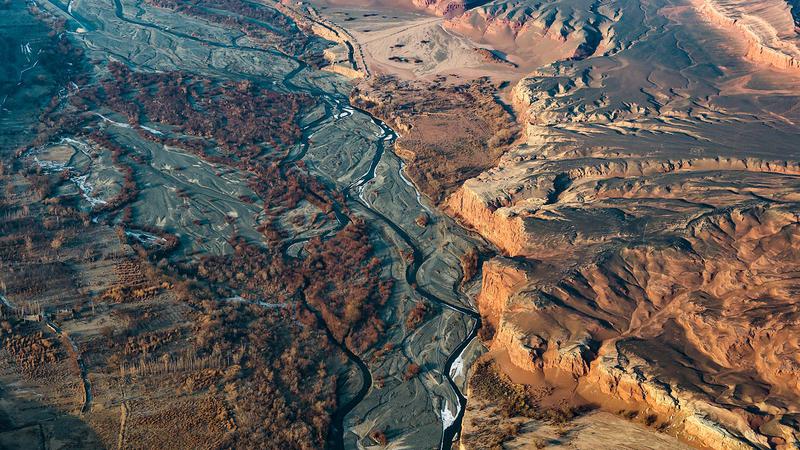 当傍晚的斜阳洒落,金色的光线将岩壁染成琥珀或深红。 当傍晚的斜阳洒落,金色的光线将岩壁染成琥珀或深红。