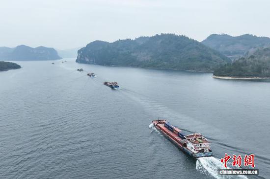 12月16日,船舶离开瓮安港云中港区后在乌江上航行。 记者 瞿宏伦 摄 12月16日,船舶离开瓮安港云中港区后在乌江上航行。 记者 瞿宏伦 摄