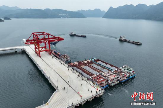 12月16日,船舶离开瓮安港云中港区。当日,随着一台桥式起重机将装有沉淀硫酸钡的集装箱吊入“航电624”货船后起航,贵州首个自动化码头——瓮安港云中港区正式开港。云中港区位于贵州省黔南州瓮安县天文镇乌江干流右岸,是贵州省唯一一个具备专业化、智能化、现代化的港口。(无人机照片) 12月16日,船舶离开瓮安港云中港区。当日,随着一台桥式起重机将装有沉淀硫酸钡的集装箱吊入“航电624”货船后起航,贵州首个自动化码头——瓮安港云中港区正式开港。云中港区位于贵州省黔南州瓮安县天文镇乌江干流右岸,是贵州省唯一一个具备专业化、智能化、现代化的港口。(无人机照片)
