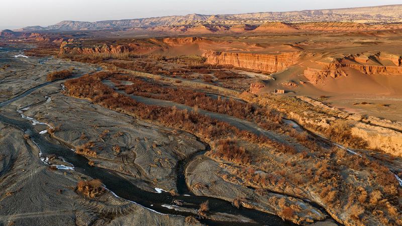 当傍晚的斜阳洒落,金色的光线将岩壁染成琥珀或深红。 当傍晚的斜阳洒落,金色的光线将岩壁染成琥珀或深红。