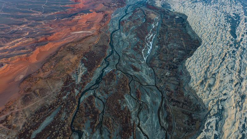 白杨河将河谷两岸的红色岩层与雅丹分割。 白杨河将河谷两岸的红色岩层与雅丹分割。