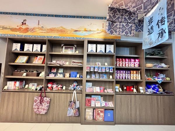 鹅城便利店升级为鹅城手信，设立了伴手礼专区。王筱萍 摄