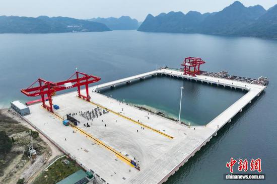 12月16日,航拍瓮安港云中港区。 记者 瞿宏伦 摄 12月16日,航拍瓮安港云中港区。 记者 瞿宏伦 摄