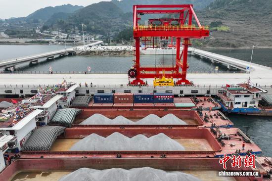 12月16日,起重机在吊装集装箱。当日,随着一台桥式起重机将装有沉淀硫酸钡的集装箱吊入“航电624”货船后起航,贵州首个自动化码头——瓮安港云中港区正式开港。云中港区位于贵州省黔南州瓮安县天文镇乌江干流右岸,是贵州省唯一一个具备专业化、智能化、现代化的港口。(无人机照片) 12月16日,起重机在吊装集装箱。当日,随着一台桥式起重机将装有沉淀硫酸钡的集装箱吊入“航电624”货船后起航,贵州首个自动化码头——瓮安港云中港区正式开港。云中港区位于贵州省黔南州瓮安县天文镇乌江干流右岸,是贵州省唯一一个具备专业化、智能化、现代化的港口。(无人机照片)