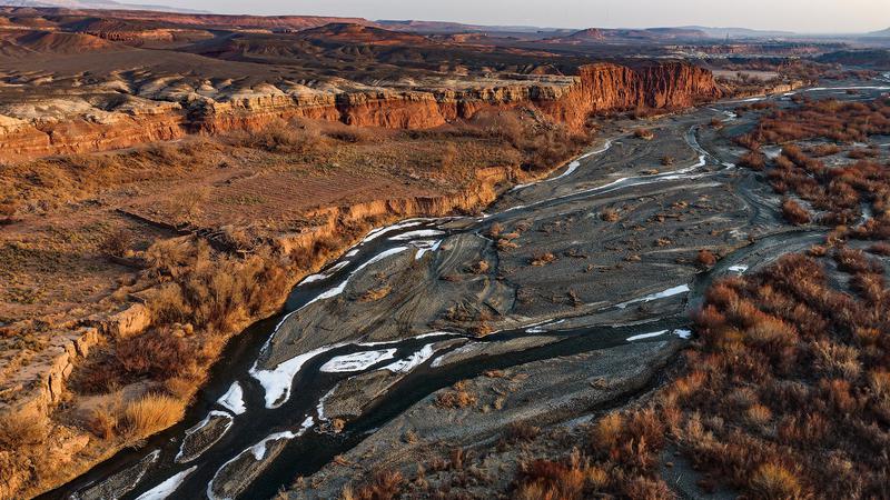 谷底蜿蜒的河流尚未完全封冻。 谷底蜿蜒的河流尚未完全封冻。