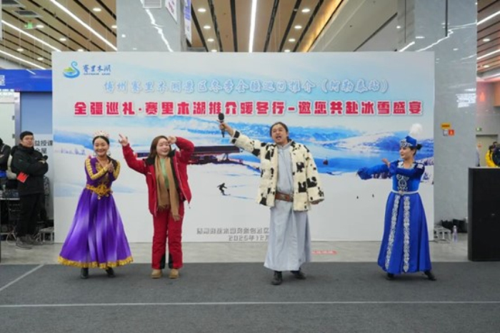 推介活动现场歌舞表演。

