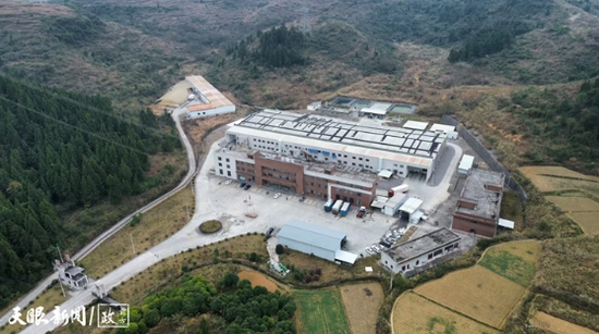 松桃圣罗兰农业科技有限公司智能化孵化中心航拍图。(鲁毅 摄) 松桃圣罗兰农业科技有限公司智能化孵化中心航拍图。(鲁毅 摄)