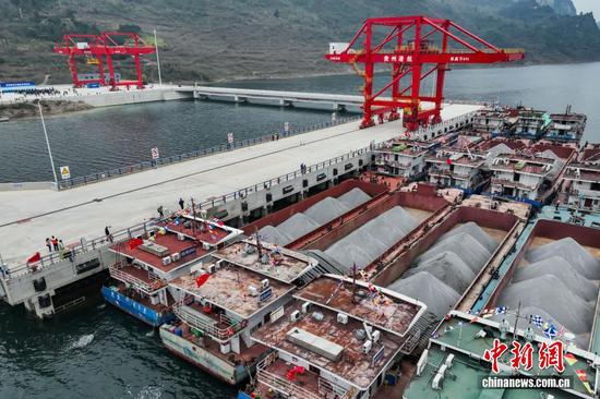 12月16日,船舶停靠在瓮安港云中港区。当日,随着一台桥式起重机将装有沉淀硫酸钡的集装箱吊入“航电624”货船后起航,贵州首个自动化码头——瓮安港云中港区正式开港。云中港区位于贵州省黔南州瓮安县天文镇乌江干流右岸,是贵州省唯一一个具备专业化、智能化、现代化的港口。(无人机照片) 12月16日,船舶停靠在瓮安港云中港区。当日,随着一台桥式起重机将装有沉淀硫酸钡的集装箱吊入“航电624”货船后起航,贵州首个自动化码头——瓮安港云中港区正式开港。云中港区位于贵州省黔南州瓮安县天文镇乌江干流右岸,是贵州省唯一一个具备专业化、智能化、现代化的港口。(无人机照片)