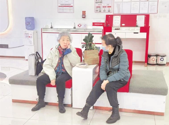 老年客群在贵阳银行甲秀支行营业大厅办理业务