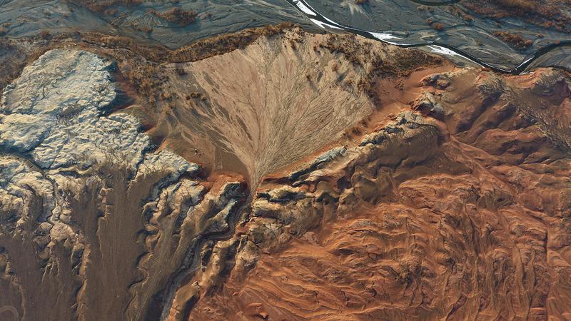 密集的土丘在风中呈现出粗犷的肌理。 密集的土丘在风中呈现出粗犷的肌理。