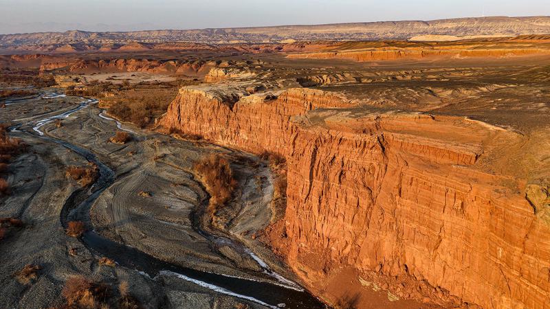 壁陡如削、红黑分明的峡谷。 壁陡如削、红黑分明的峡谷。