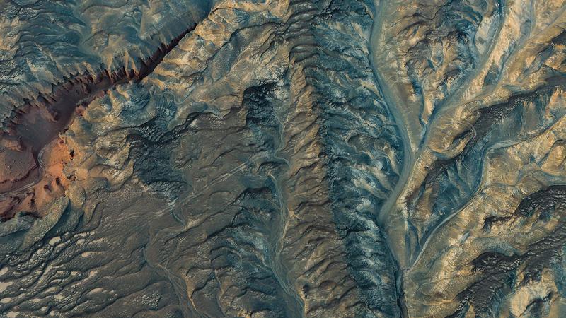 造型怪诞、连绵起伏的雅丹地貌。 造型怪诞、连绵起伏的雅丹地貌。