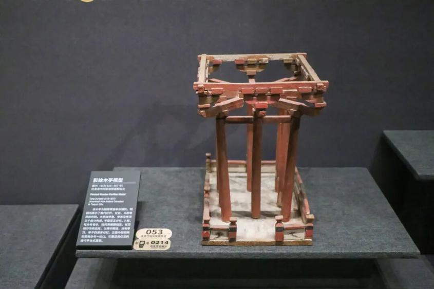 图为唐代彩绘木亭模型。苟继鹏 摄