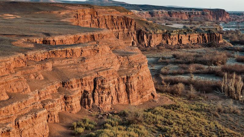 壁陡如削、红黑分明的峡谷。 壁陡如削、红黑分明的峡谷。