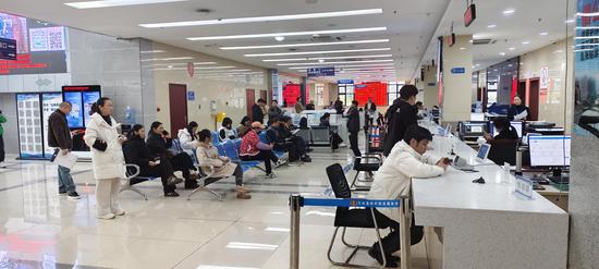 习水县政务大厅熙熙攘攘的办事群众。王玺 摄