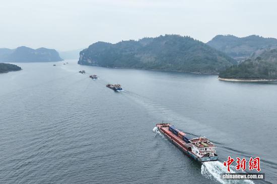 12月16日,船舶离开瓮安港云中港区后在乌江上航行。当日,随着一台桥式起重机将装有沉淀硫酸钡的集装箱吊入“航电624”货船后起航,贵州首个自动化码头——瓮安港云中港区正式开港。云中港区位于贵州省黔南州瓮安县天文镇乌江干流右岸,是贵州省唯一一个具备专业化、智能化、现代化的港口。(无人机照片) 12月16日,船舶离开瓮安港云中港区后在乌江上航行。当日,随着一台桥式起重机将装有沉淀硫酸钡的集装箱吊入“航电624”货船后起航,贵州首个自动化码头——瓮安港云中港区正式开港。云中港区位于贵州省黔南州瓮安县天文镇乌江干流右岸,是贵州省唯一一个具备专业化、智能化、现代化的港口。(无人机照片)