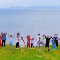 天山脚下旅游人：愿把新疆的美融入到每位游客心中