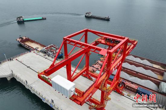 12月16日,船舶离开瓮安港云中港区。当日,随着一台桥式起重机将装有沉淀硫酸钡的集装箱吊入“航电624”货船后起航,贵州首个自动化码头——瓮安港云中港区正式开港。云中港区位于贵州省黔南州瓮安县天文镇乌江干流右岸,是贵州省唯一一个具备专业化、智能化、现代化的港口。(无人机照片) 12月16日,船舶离开瓮安港云中港区。当日,随着一台桥式起重机将装有沉淀硫酸钡的集装箱吊入“航电624”货船后起航,贵州首个自动化码头——瓮安港云中港区正式开港。云中港区位于贵州省黔南州瓮安县天文镇乌江干流右岸,是贵州省唯一一个具备专业化、智能化、现代化的港口。(无人机照片)