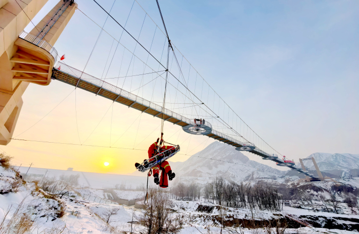新疆昌吉州消防开展严寒天气下山岳救援实战演训活动