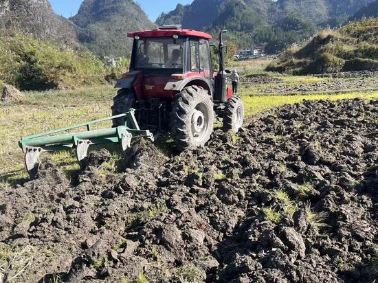 图为社会农机手在为烟农提供代耕服务。韦常月摄 图为社会农机手在为烟农提供代耕服务。韦常月摄