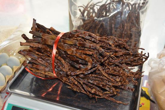 图为戴剑云收购本土农产品”箭竹笋“。 唐腾 摄 图为戴剑云收购本土农产品”箭竹笋“。 唐腾 摄