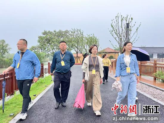 人大代表察看桑基鱼塘。和孚镇供图 人大代表察看桑基鱼塘。和孚镇供图