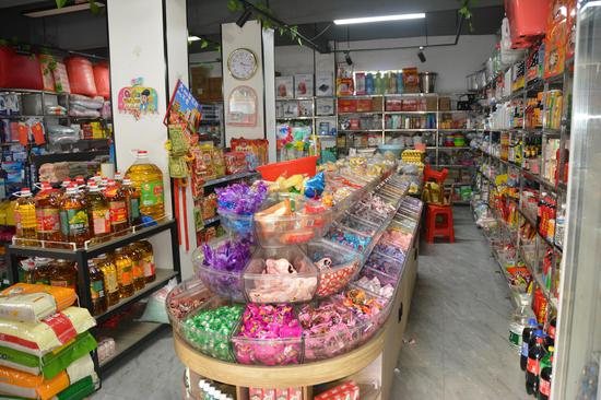 图为“丹八桂“内部摆放的商品区。梁韫 摄 图为“丹八桂“内部摆放的商品区。梁韫 摄