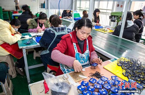 图为工人在金沙县经济开发区一家玩具生产企业车间生产线上作业。史开心 摄 图为工人在金沙县经济开发区一家玩具生产企业车间生产线上作业。史开心 摄