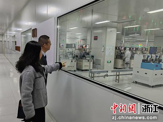 农行平湖市支行客户经理参观企业精密制造车间。农行嘉兴分行&nbsp;供图