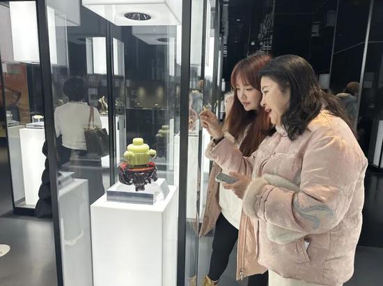 考察团成员欣赏精美玉器。伊尔番 摄