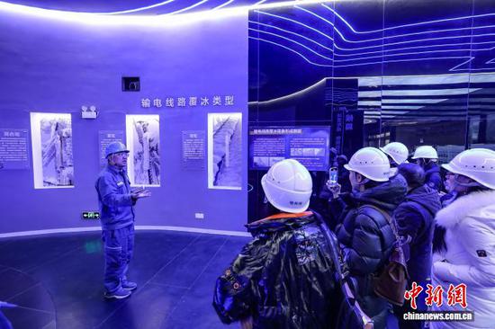 图为南方电网防冰减灾重点实验室工作人员在介绍输电线路覆冰类型。　记者 瞿宏伦 摄