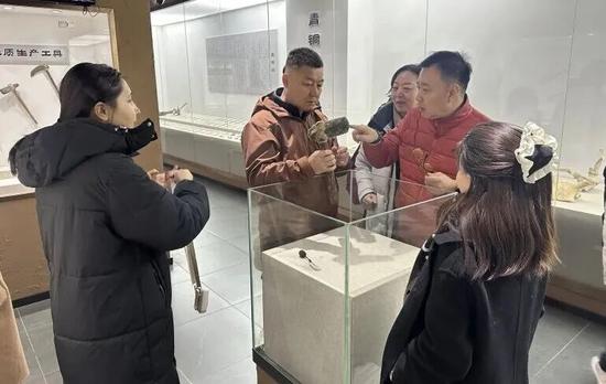 考察团成员在昆仑古事馆参观。伊尔番 摄摄