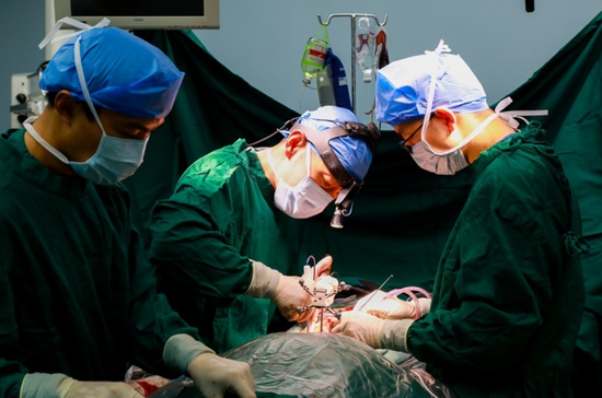 全球首例“非接触式可移动术中阅片系统”助力脊柱侧弯矫形手术。(邓铎 摄) 全球首例“非接触式可移动术中阅片系统”助力脊柱侧弯矫形手术。(邓铎 摄)