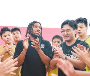 戴梓盟（右二）组织青少年篮球训练营活动。