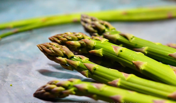 新疆洛浦：芦笋乘冷链物流“鲜”达北上港