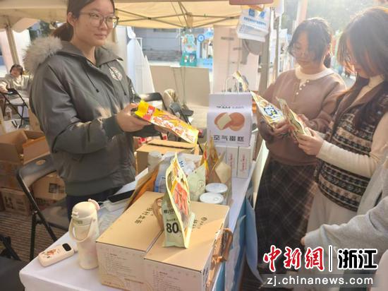 近日，浙江工商职业技术学院学生化身“乡村推荐官”。（浙江工商职业技术学院供图）