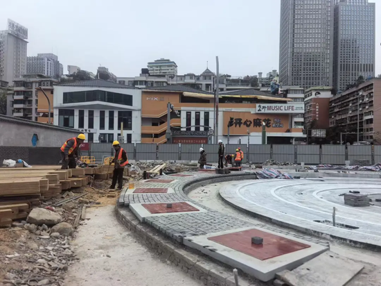 即将完工的广场。 即将完工的广场。