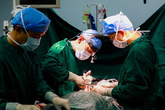 全球首例“非接触式可移动术中阅片系统”助力脊柱侧弯矫形手术。邓铎 摄 全球首例“非接触式可移动术中阅片系统”助力脊柱侧弯矫形手术。邓铎 摄