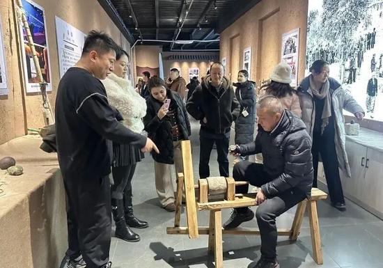 考察团成员在昆仑古事馆体验古代玉石打磨工艺。伊尔番 摄