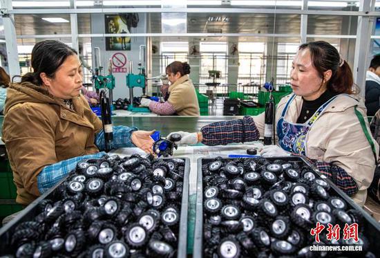 图为工人在金沙县经济开发区一家玩具生产企业车间生产线上作业。史开心 摄 图为工人在金沙县经济开发区一家玩具生产企业车间生产线上作业。史开心 摄